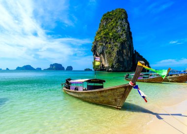 Ao Phra Nang Plajı - Tayland geleneksel ahşap uzun kuyruklu teknesi Railay Yarımadası 'nda, Krabi, Ao Nang, Andaman Denizi, Tayland yakınlarındaki Kireçtaşı karst kayalarının önünde.