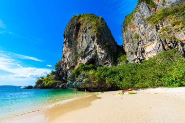 Kireçtaşı karst, Ao Phra Nang Sahili 'nde, Railay Yarımadası' nda, Ao Nang yakınlarında, Andaman Denizi, Tayland