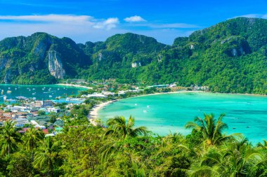 Koh Phi Phi Don, Viewpoint - Beyaz plajlı Cennet Koyu. Tonsai Köyü, Ao Tonsai, Ao Dalum üzerindeki tropikal adanın tepesinden görüntü. Krabi Eyaleti, Tayland.
