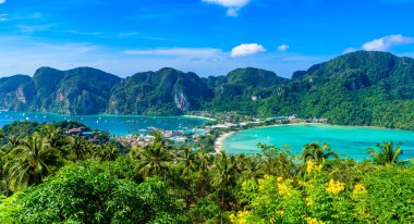 Koh Phi Phi Don, Viewpoint - Beyaz plajlı Cennet Koyu. Tonsai Köyü, Ao Tonsai, Ao Dalum üzerindeki tropikal adanın tepesinden görüntü. Krabi Eyaleti, Tayland.