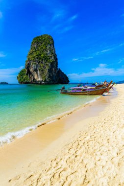 Ao Phra Nang Plajı - Tayland geleneksel ahşap uzun kuyruklu teknesi Railay Yarımadası 'nda, Krabi, Ao Nang, Andaman Denizi, Tayland yakınlarındaki Kireçtaşı karst kayalarının önünde.