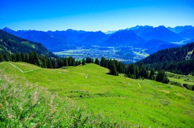 Alplerdeki Reutte 'de güzel dağ manzarası, Tyrol, Avusturya.