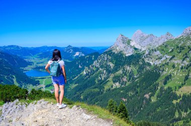 Neunerkpfle dağından Haldensee Gölü manzaralı Tannheim Vadisi yürüyüşçüsü - Alpler, Tirol, Avusturya ve Avrupa 'nın güzel manzarasında yürüyüş 