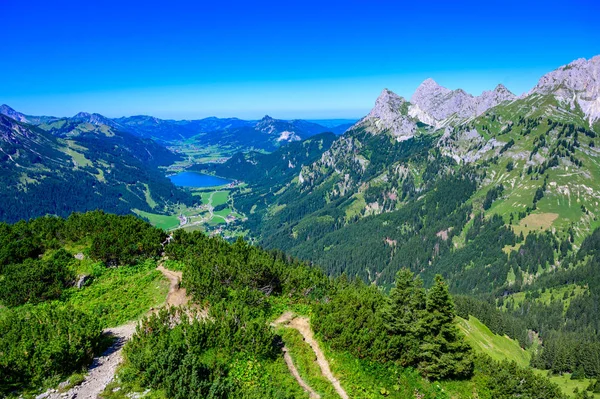 タンハイム渓谷と湖の景色 Neunerkpfle アルプス チロル オーストリア ヨーロッパの美しい風景の中にハイキング — ストック写真