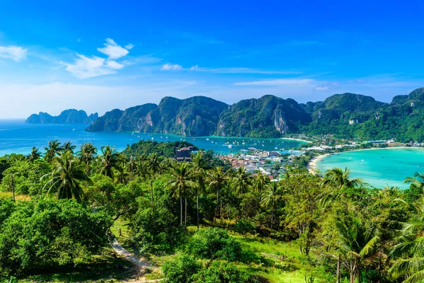 Koh Phi Phi Don, Viewpoint - Beyaz plajlı Cennet Koyu. Tonsai Köyü, Ao Tonsai, Ao Dalum üzerindeki tropikal adanın tepesinden görüntü. Krabi Eyaleti, Tayland.