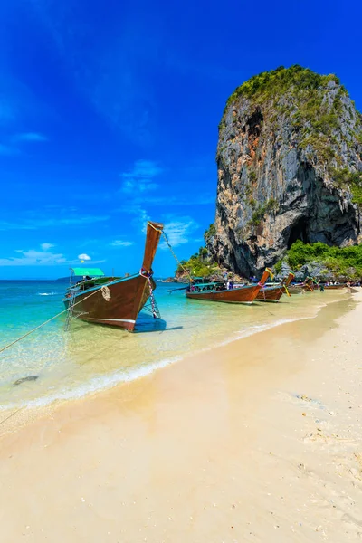 Kalkkikivi Karst Kiviä Phra Nang Beach Thaimaan Perinteinen Puinen Longtail — kuvapankkivalokuva