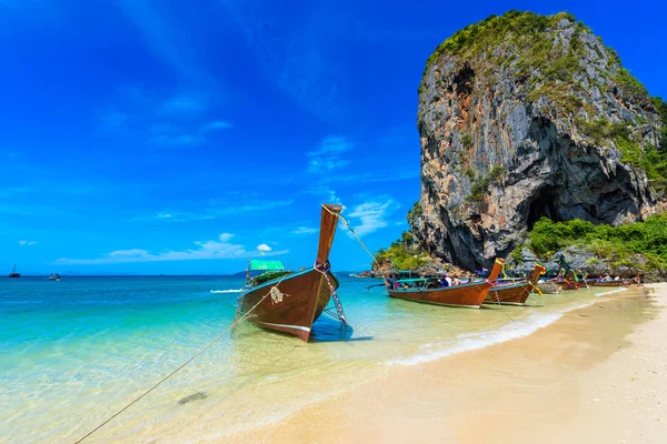 Limestone Karst Rocks Phra Nang Beach Thai Traditional Wooden Longtail — Φωτογραφία Αρχείου