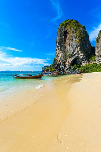 Kalksteen Karst Rotsen Phra Nang Beach Met Thaise Traditionele Houten — Stockfoto