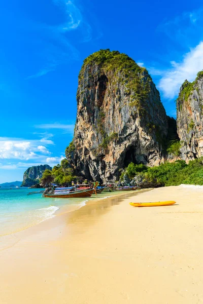 Rochas Cársticas Pedra Calcária Praia Phra Nang Com Barco Tailandês — Fotografia de Stock