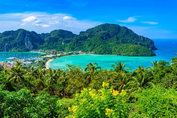 Koh Phi Phi Don, Viewpoint - Beyaz plajlı Cennet Koyu. Tonsai Köyü, Ao Tonsai, Ao Dalum üzerindeki tropikal adanın tepesinden görüntü. Krabi Eyaleti, Tayland.