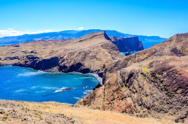 Portekiz 'in Madeira Adası, Ponta de Sao Lourenco' daki vahşi kıyı manzarası ve uçurumlar