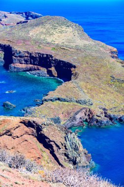 Portekiz 'in Madeira Adası, Ponta de Sao Lourenco' daki vahşi kıyı manzarası ve uçurumlar