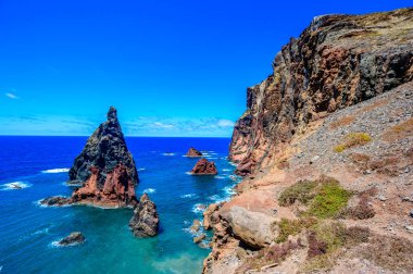 Portekiz 'in Madeira Adası, Ponta de Sao Lourenco' daki vahşi kıyı manzarası ve uçurumlar