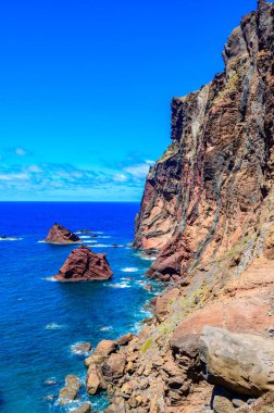 Portekiz 'in Madeira Adası, Ponta de Sao Lourenco' daki vahşi kıyı manzarası ve uçurumlar