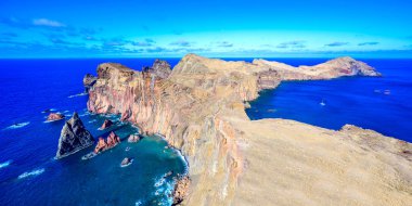 Portekiz 'in Madeira Adası, Ponta de Sao Lourenco' daki vahşi kıyı manzarası ve uçurumlar