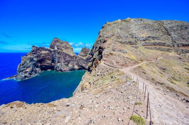 Portekiz 'in Madeira Adası, Ponta de Sao Lourenco' daki vahşi kıyı manzarası ve uçurumlar