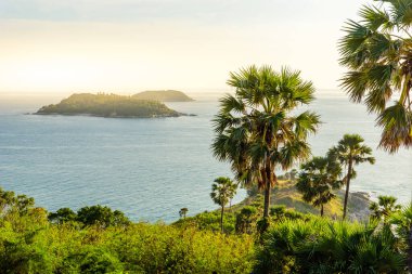 Phuket 'te gün batımında Phromthep pelerini manzarası, Tayland' da cennet plajları olan tropik bir adada güzel bir sahil manzarası.