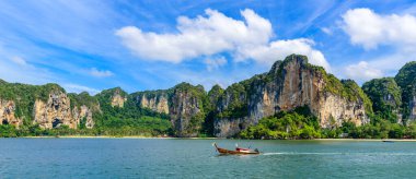 Railay Batı Sahili, Krabi 'deki güzel kaya oluşumu ve manzara - Cennet plajlı tropikal sahil - Tayland