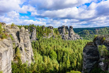 Bastei - Bastei Köprüsü 'ndeki Sakson İsviçre Ulusal Parkı' ndaki güzel kaya oluşumunun görüntüsü - Dresden ve Rathen yakınlarındaki Elbe Sandstone Dağları - Almanya. Saksonya 'da popüler seyahat noktası.
