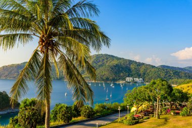 Phuket 'te gün batımında Phromthep pelerini manzarası, Tayland' da cennet plajları olan tropik bir adada güzel bir sahil manzarası.