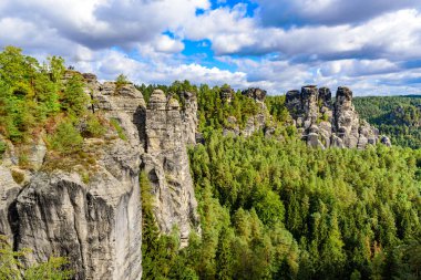 Bastei - Bastei Köprüsü 'ndeki Sakson İsviçre Ulusal Parkı' ndaki güzel kaya oluşumunun görüntüsü - Dresden ve Rathen yakınlarındaki Elbe Sandstone Dağları - Almanya. Saksonya 'da popüler seyahat noktası.