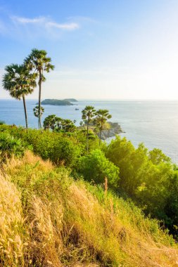 Phuket 'te gün batımında Phromthep pelerini manzarası, Tayland' da cennet plajları olan tropik bir adada güzel bir sahil manzarası.