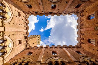 Siena - İtalya 'nın eski tarihi şehri Piazza del Campo' daki Palazzo Pubblico 'nun içinden