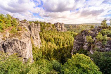 Bastei - Bastei Köprüsü 'ndeki Sakson İsviçre Ulusal Parkı' ndaki güzel kaya oluşumunun görüntüsü - Dresden ve Rathen yakınlarındaki Elbe Sandstone Dağları - Almanya. Saksonya 'da popüler seyahat noktası.