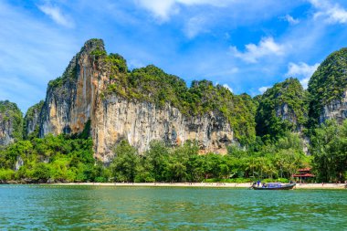 Railay Batı Sahili, Krabi 'deki güzel kaya oluşumu ve manzara - Cennet plajlı tropikal sahil - Tayland
