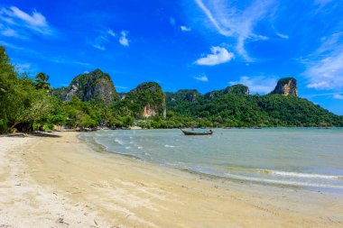 Krabi eyaletinin güzel körfezindeki Railay East plajı, Tayland 'da cennet plajları olan tropikal kıyılar.