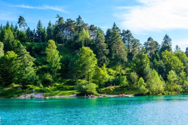 Urisee - Avusturya, Tirol 'deki Reutte' de Laki Uri 'nin berrak mavi suyu