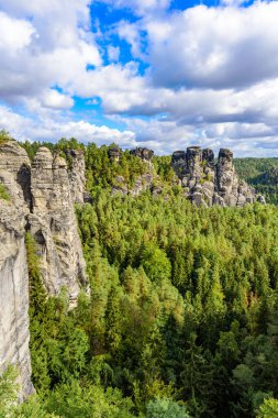 Bastei - Bastei Köprüsü 'ndeki Sakson İsviçre Ulusal Parkı' ndaki güzel kaya oluşumunun görüntüsü - Dresden ve Rathen yakınlarındaki Elbe Sandstone Dağları - Almanya. Saksonya 'da popüler seyahat noktası.