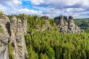 Bastei - Bastei Köprüsü 'ndeki Sakson İsviçre Ulusal Parkı' ndaki güzel kaya oluşumunun görüntüsü - Dresden ve Rathen yakınlarındaki Elbe Sandstone Dağları - Almanya. Saksonya 'da popüler seyahat noktası.