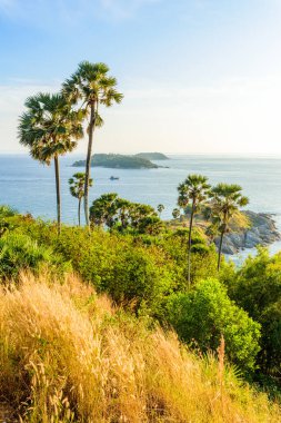 Phuket 'te gün batımında Phromthep pelerini manzarası, Tayland' da cennet plajları olan tropik bir adada güzel bir sahil manzarası.