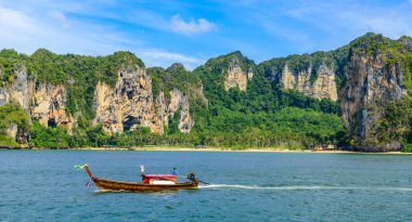 Tonsai Körfezi Sahili, Krabi 'deki güzel kaya oluşumu ve manzarası, cennet plajlı tropikal sahiller, Tayland.