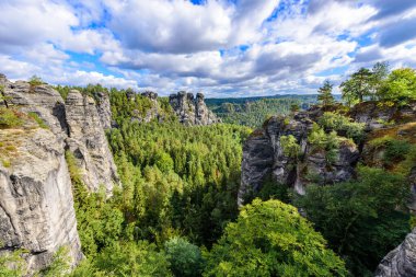 Bastei - Bastei Köprüsü 'ndeki Sakson İsviçre Ulusal Parkı' ndaki güzel kaya oluşumunun görüntüsü - Dresden ve Rathen yakınlarındaki Elbe Sandstone Dağları - Almanya. Saksonya 'da popüler seyahat noktası.
