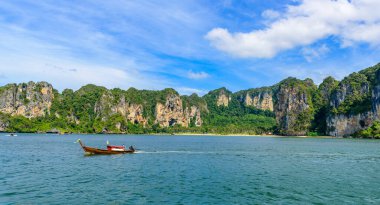Tonsai Körfezi Sahili, Krabi 'deki güzel kaya oluşumu ve manzarası, cennet plajlı tropikal sahiller, Tayland.