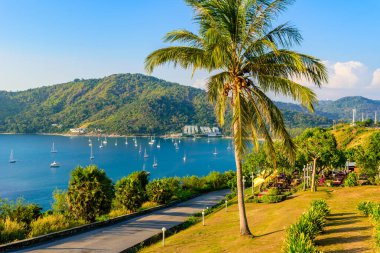 Phuket 'te gün batımında Phromthep pelerini manzarası, Tayland' da cennet plajları olan tropik bir adada güzel bir sahil manzarası.