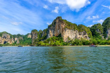 Railay Batı Sahili, Krabi 'deki güzel kaya oluşumu ve manzara - Cennet plajlı tropikal sahil - Tayland