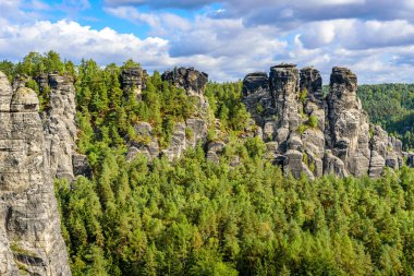 Bastei - Bastei Köprüsü 'ndeki Sakson İsviçre Ulusal Parkı' ndaki güzel kaya oluşumunun görüntüsü - Dresden ve Rathen yakınlarındaki Elbe Sandstone Dağları - Almanya. Saksonya 'da popüler seyahat noktası.