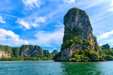 Railay Batı Sahili, Krabi 'deki güzel kaya oluşumu ve manzara - Cennet plajlı tropikal sahil - Tayland