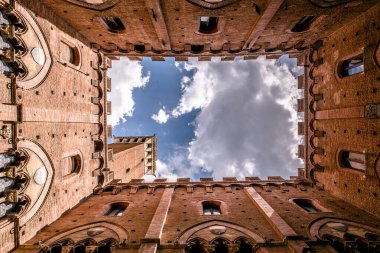 Siena - İtalya 'nın eski tarihi şehri Piazza del Campo' daki Palazzo Pubblico 'nun içinden