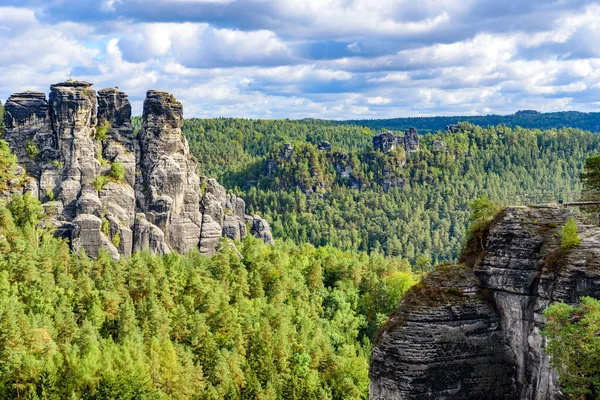 Bastei - Bastei Köprüsü 'ndeki Sakson İsviçre Ulusal Parkı' ndaki güzel kaya oluşumunun görüntüsü - Dresden ve Rathen yakınlarındaki Elbe Sandstone Dağları - Almanya. Saksonya 'da popüler seyahat noktası.