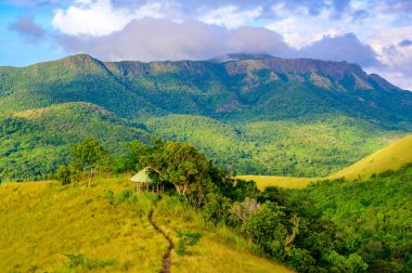Coron 'un kırsal kesimi - Busuanga Adası' ndaki Tapyas Dağı 'ndan gün batımında inanılmaz manzara - Cennet manzaralı tropikal bir yer, Palawan, Filipinler.