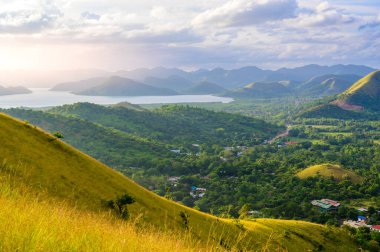 Coron 'un kırsal kesimi - Busuanga Adası' ndaki Tapyas Dağı 'ndan gün batımında inanılmaz manzara - Cennet manzaralı tropikal bir yer, Palawan, Filipinler.