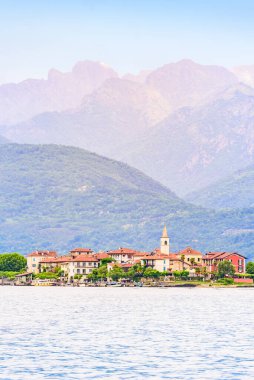 Isola dei Pescatori - Maggiore Gölü 'nün arka planında dağlar, Borromean Adaları (Isole Borromee), Stresa, Piedmont, Kuzey İtalya - Avrupa' da seyahat noktası.