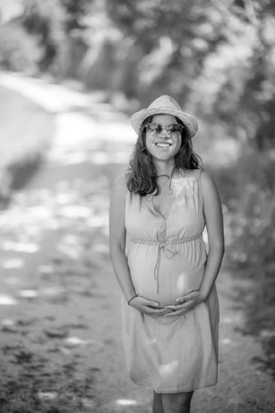 Открытый Портрет Счастливой Беременной Женщины Солнцезащитных Очках Шляпе Летнее Время — стоковое фото