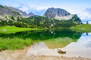 Oberstdorf 'taki Gaisalpsee ve Rubihorn Dağı' nın güzel manzarası Dağ Gölü Yansıması, Allgau Alpleri, Bavyera, Almanya