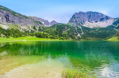 Oberstdorf 'taki Gaisalpsee ve Rubihorn Dağı' nın güzel manzarası Dağ Gölü Yansıması, Allgau Alpleri, Bavyera, Almanya