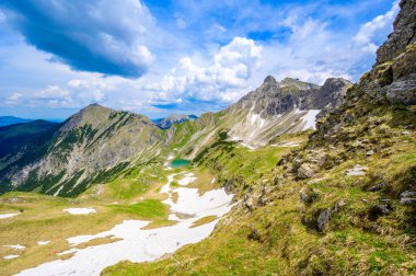 Oberstdorf, Allgau Alpleri, Bavyera, Almanya 'da Gaisalpsee ve Entschenkopf Dağı ve Nebelhorn' un güzel manzarası